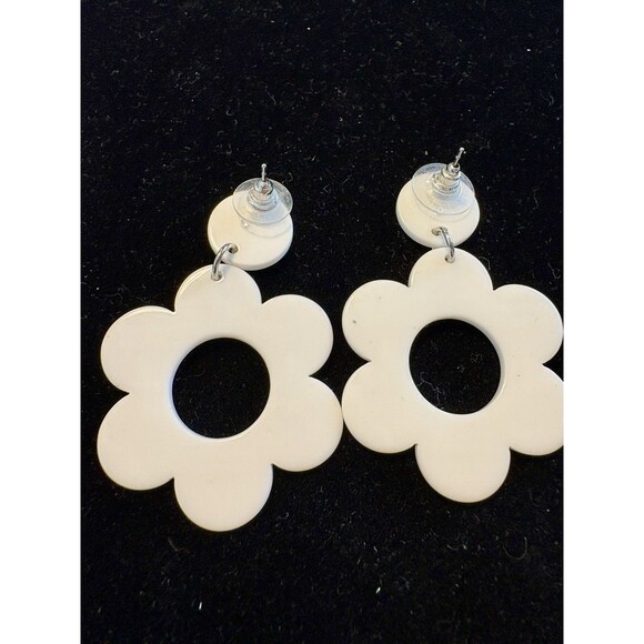 Vintage 1970s White Mod Plastic Bead Necklace & Flower Power Drop Earrings Set - Picture 8 of 9